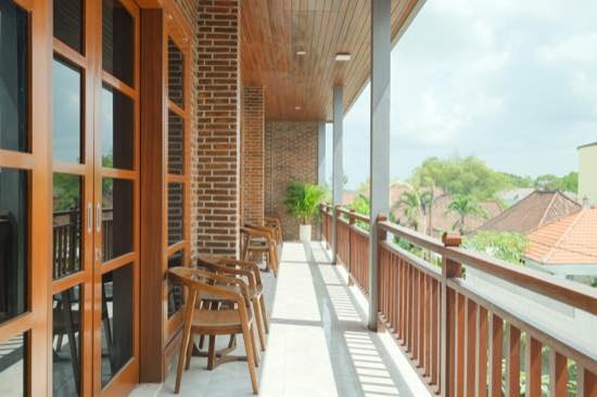 Covered upstairs balcony seating